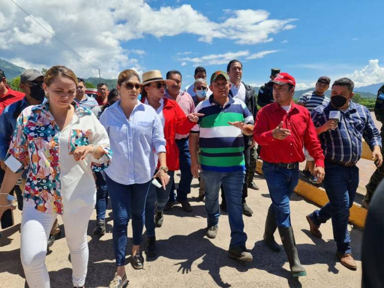 Visitó albergues y varias zonas afectadas: así fue el recorrido de Xiomara Castro en la zona norte