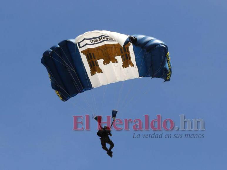 FOTOS: Paracaidistas se alistan para el salto por la Patria el 15 de septiembre