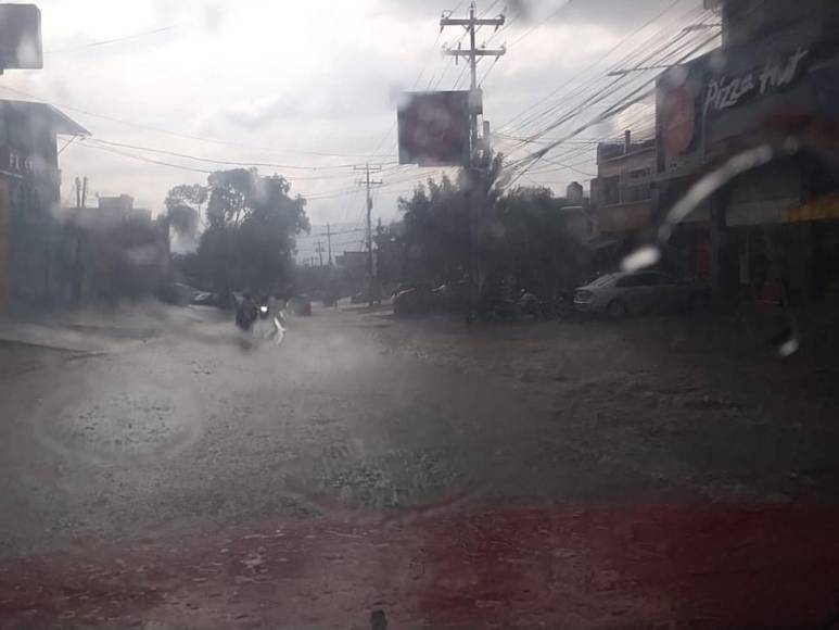 Vías anegadas y tráfico lento: imágenes de las lluvias que azotan la capital este domingo