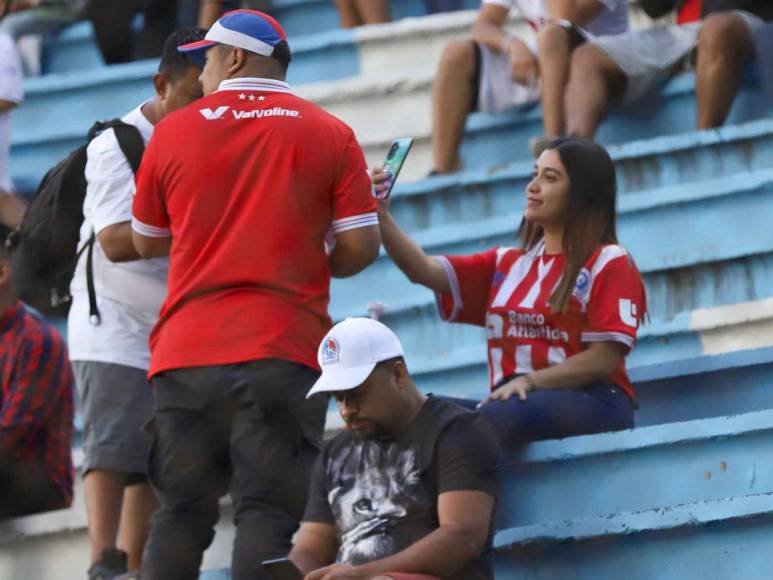 ¡Con todo para apoyar a sus equipos! El ambiente del Olimpia - Victoria en el Estadio Chelato Uclés