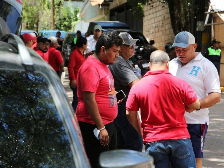 Entre dolor y llanto, familiares reclaman el cuerpo de Frank Zelaya, víctima de accidente de bus