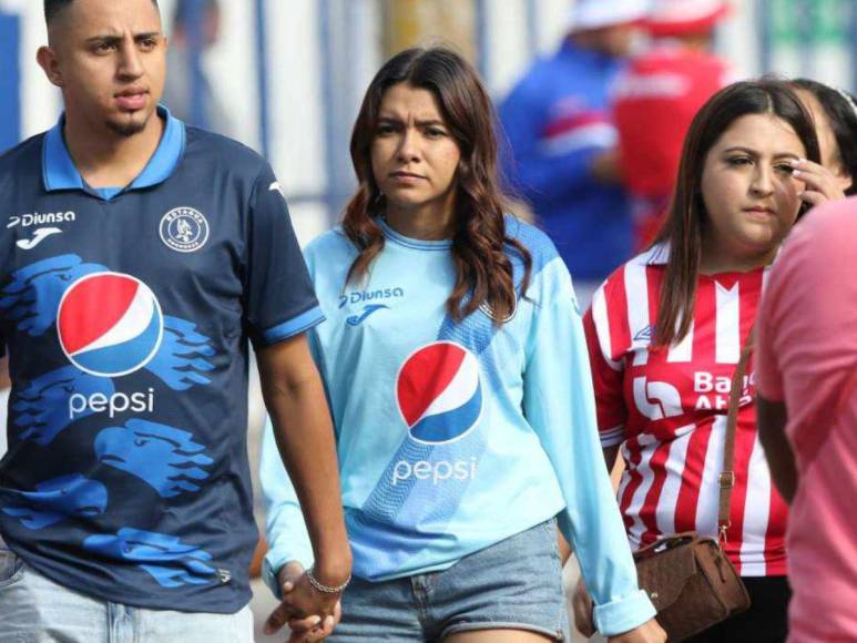 Hermosas chicas roban miradas en la final de ida Motagua-Olimpia