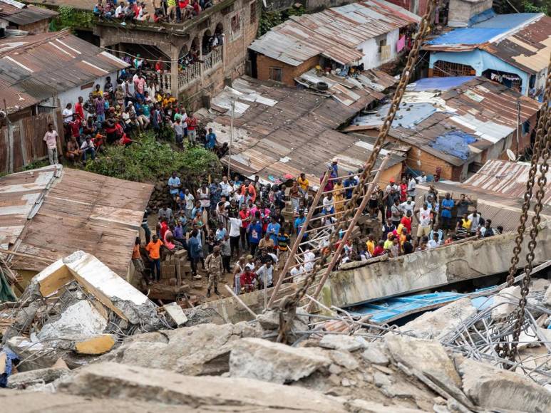 Derrumbe de edificio en Sierra Leona deja decenas de personas atrapadas bajo escombros