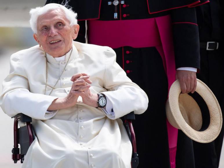 Amante de los gatos, escándalos y renuncia: la vida del papa emérito Benedicto XVI