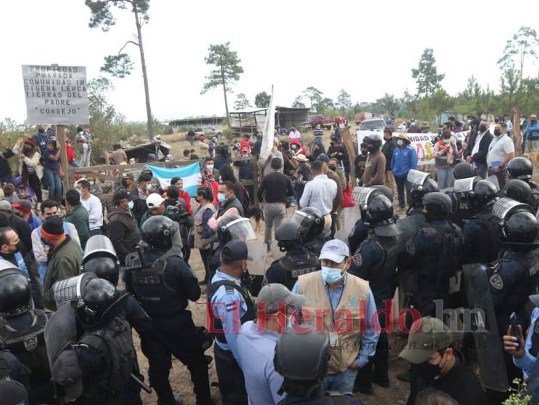 Llanto, confusión y fuerte contingente policial en desalojo a comunidad lenca de Tierras del Padre