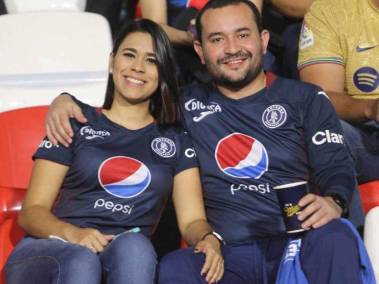 Hermosas aficionadas presentes en la semifinal Motagua vs Marathón