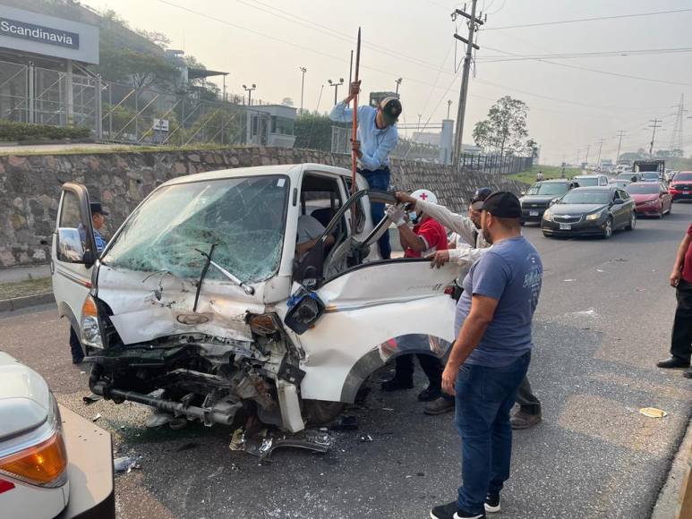 Angustioso rescate y aparatoso impacto: las imágenes que dejó una triple colisión en el anillo periférico