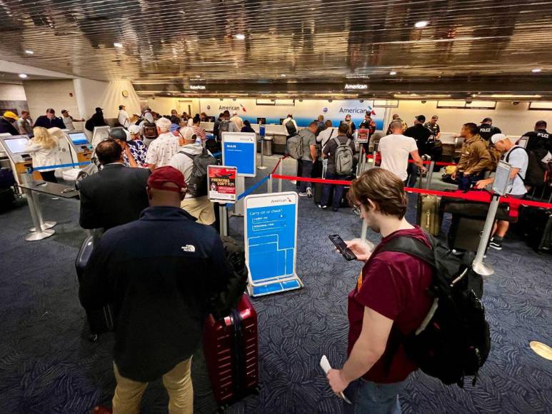 Aeropuertos colapsados: compañías aéreas suspenden vuelos por fallo informático a nivel mundial