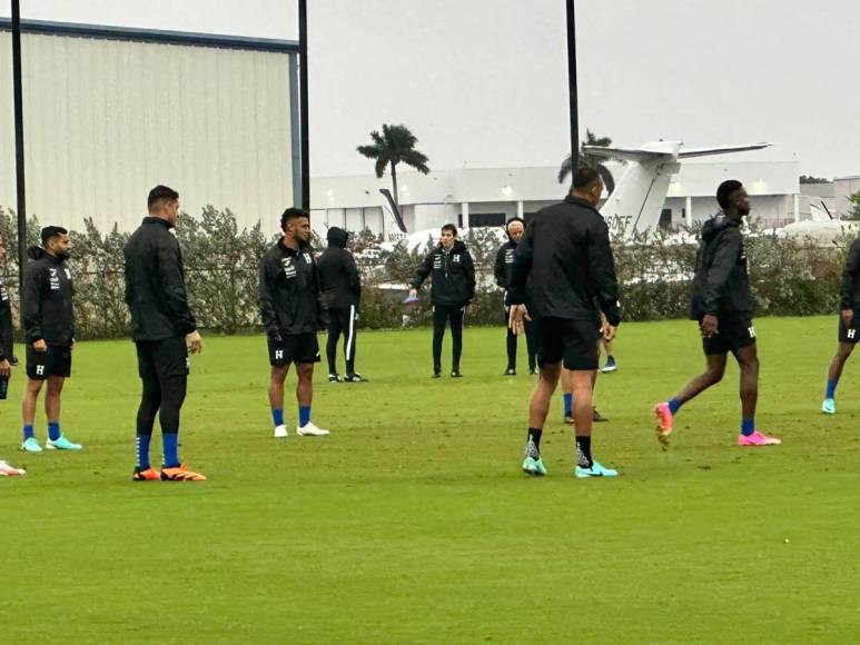 ¡Bajo la lluvia! Así fue el primer entreno de Honduras en Fort Lauderdale