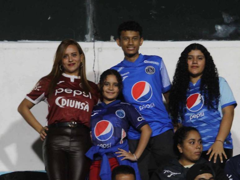 Las bellas aficionadas que roban suspiros en el Motagua-Olancho