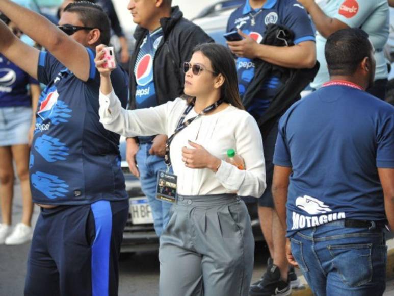 Hermosas chicas roban miradas en la final de ida Motagua-Olimpia