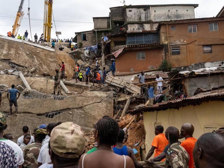 Derrumbe de edificio en Sierra Leona deja decenas de personas atrapadas bajo escombros