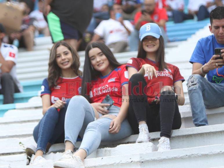 Ambientazo y pasión merengue: Así se vive el Olimpia vs Real España en las gradas del Nacional