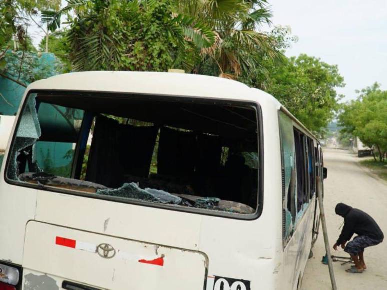 Un muerto y diez buses dañados: Imágenes del enfrentamiento entre policías y pobladores de El Ocotillo, SPS