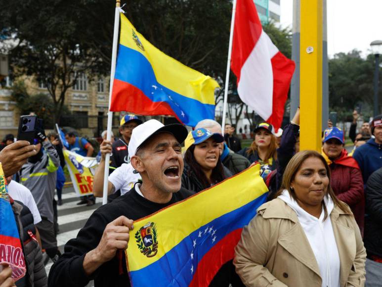 Entre pancartas y consignas, venezolanos votan en el exterior