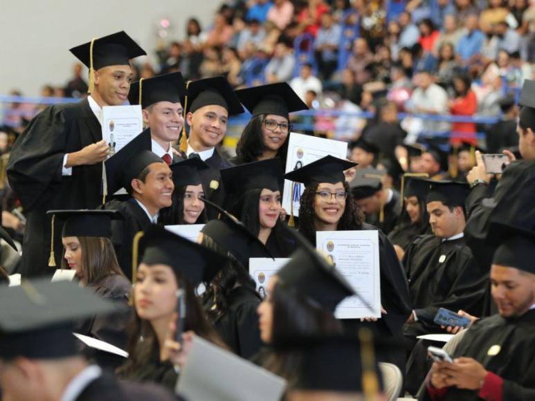 Emoción y lágrimas en las primeras graduaciones de 2023 en la UNAH