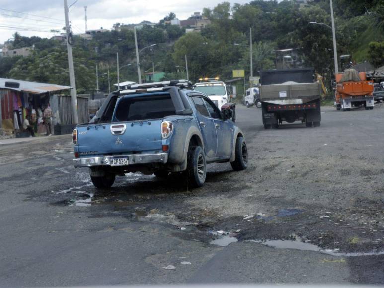 Sobre ‘cráteres’ y en tinieblas transitan motociclistas por algunas zonas de Honduras