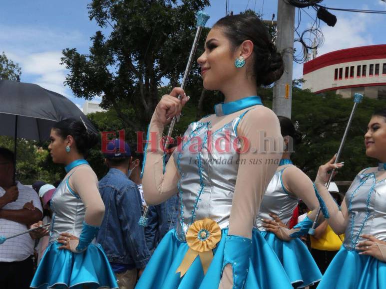 Jennifer García, la bella representante del Instituto Central Vicente Cáceres en los desfiles