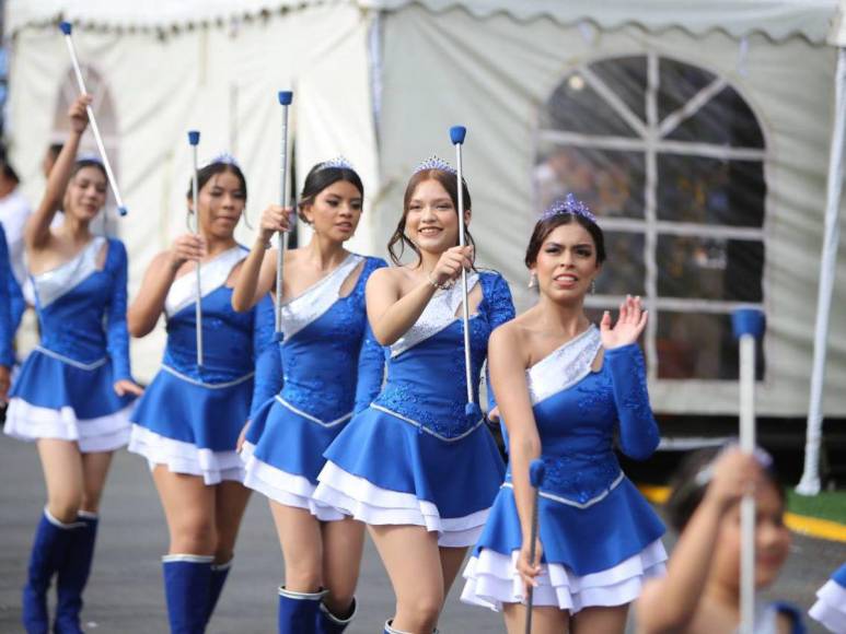 Bellas palillonas del Instituto Pineda Ugarte se roban las miradas en el Estadio Nacional