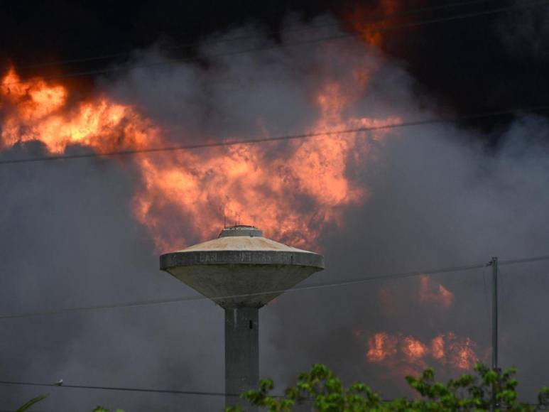 Las impactantes imágenes del pavoroso incendio tras el impacto de un rayo en Cuba