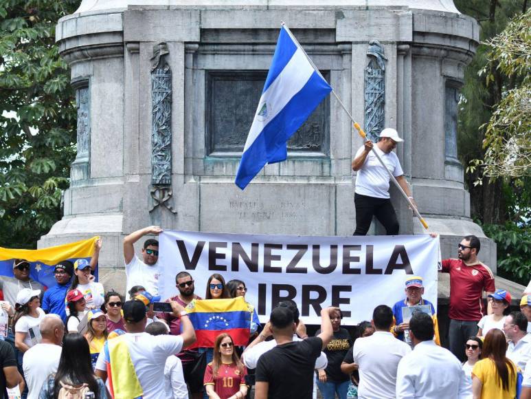 Entre pancartas y consignas, venezolanos votan en el exterior