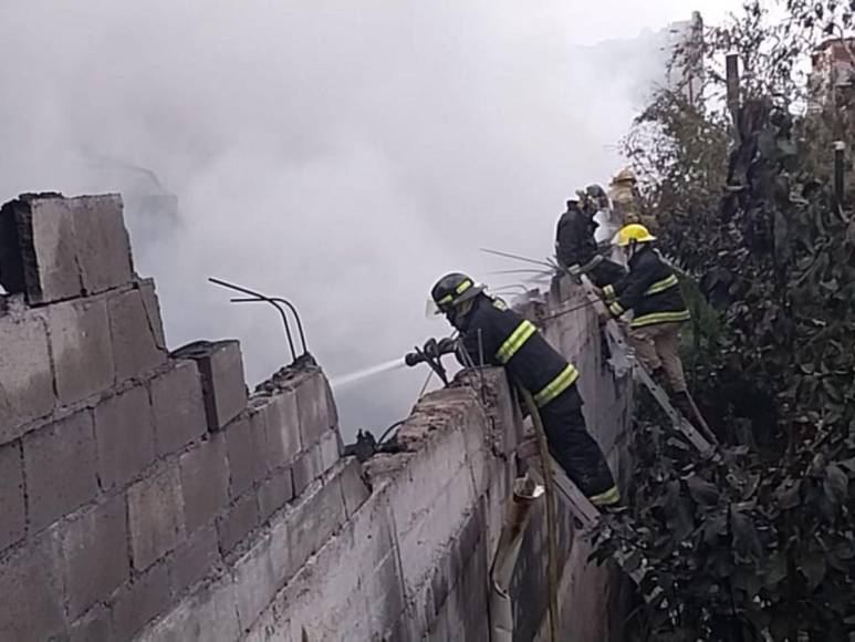 Exhaustos y auxiliados: bomberos tras controlar incendio en el Hato