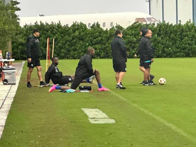 ¡Bajo la lluvia! Así fue el primer entreno de Honduras en Fort Lauderdale