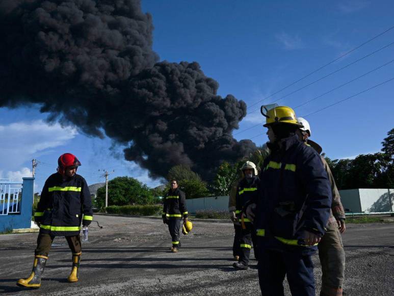 Las impactantes imágenes del pavoroso incendio tras el impacto de un rayo en Cuba