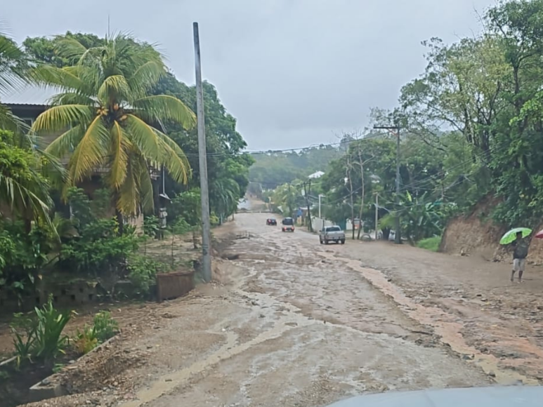 Derrumbes y mar revuelto, efectos del frente frío en Roatán