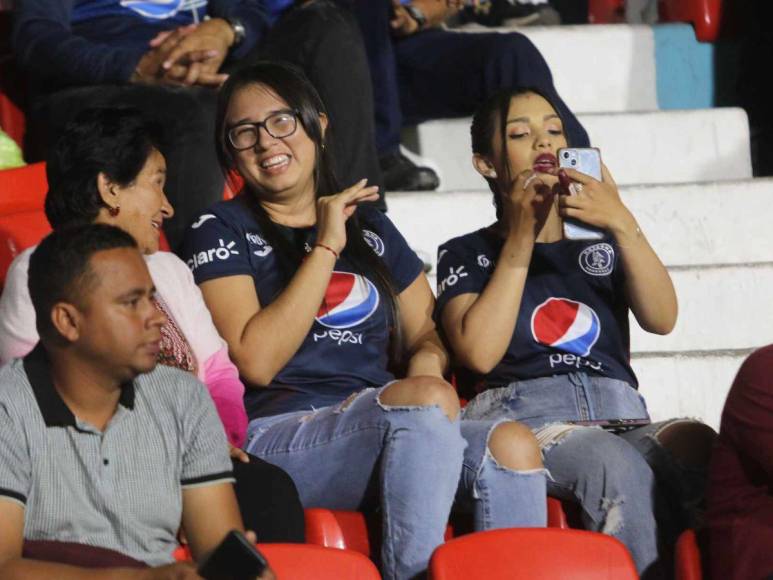 Las bellas aficionadas que roban suspiros en el Motagua-Olancho