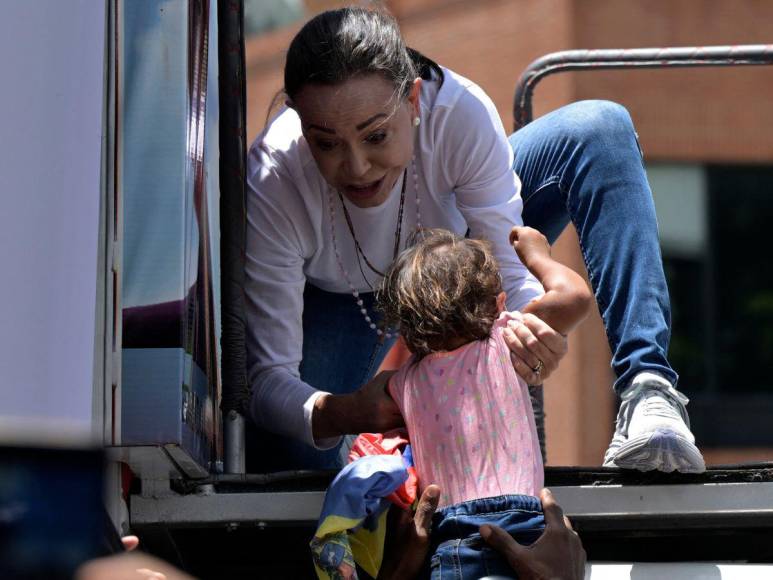 Miles de venezolanos salen a las calles en contra de ratificación de Maduro como presidente