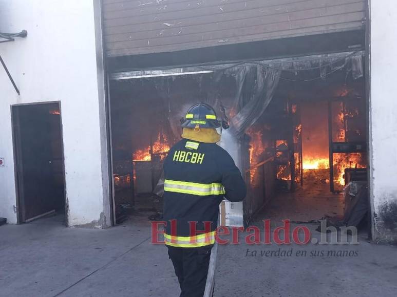 Pérdidas millonarias y estructuras colapsadas deja voraz incendio en la capital de Honduras