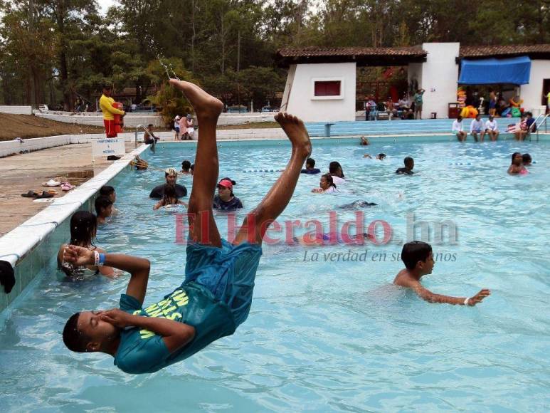 Belleza, balnearios abarrotados y diversión: Así disfrutan del verano los capitalinos