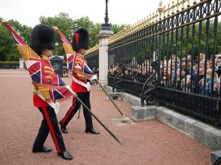 De los billetes al himno: Los cambios en Reino Unido tras la muerte de Isabel II