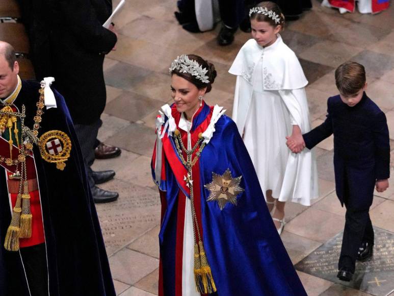 Bordado con hilos de plata y con aritos de la princesa Diana: así lució Kate Middleton en la coronación de Carlos III