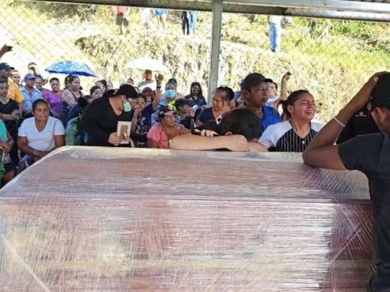 Entre dolor y reclamos de justicia despiden mujeres asesinadas en Roatán