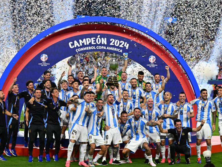 Abrazos y emotivas despedidas: el festejo de Argentina, bicampeón de Copa América