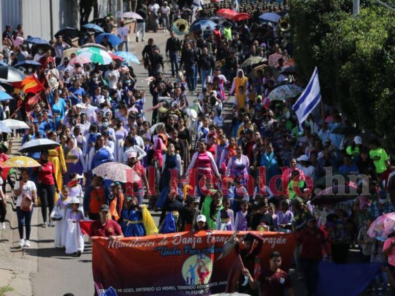 Devoción y fe: Capitalinos celebran Día de la Biblia (FOTOS)