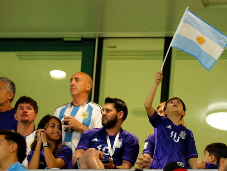 Los nervios, tensión y alegría de Antonela Rocuzzo en el partido de octavos de final de Argentina