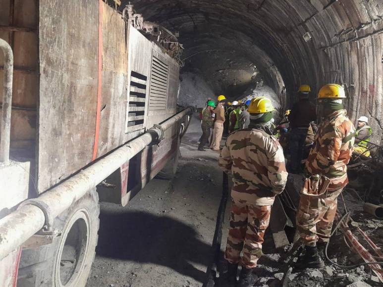 India: tercer día de rescate de 40 obreros atrapados en un túnel