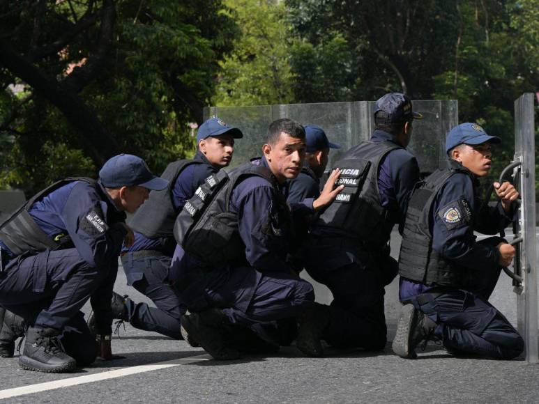 Policía venezolana reprime a manifestantes que protestan por supuesto fraude