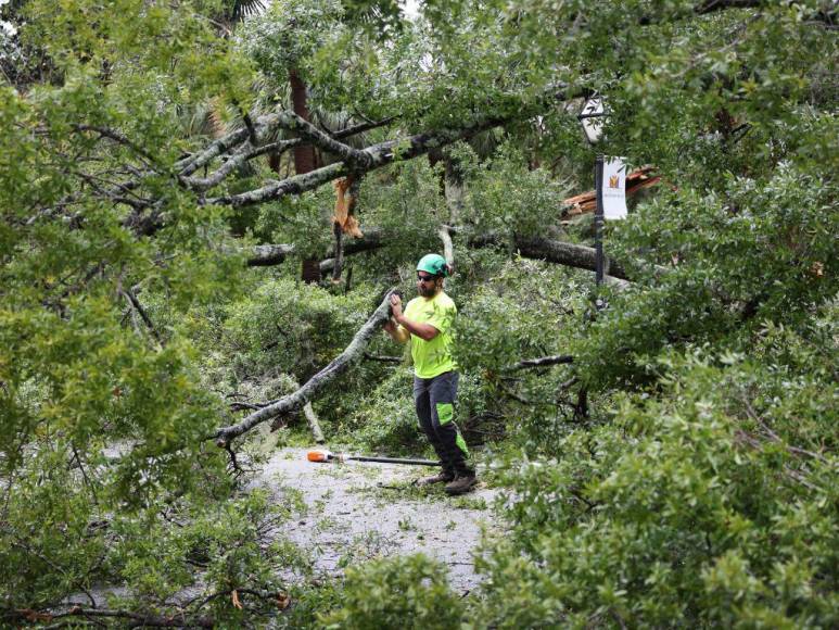 El huracán Ian deja miedo, inundaciones y árboles caídos en el suroeste de Florida