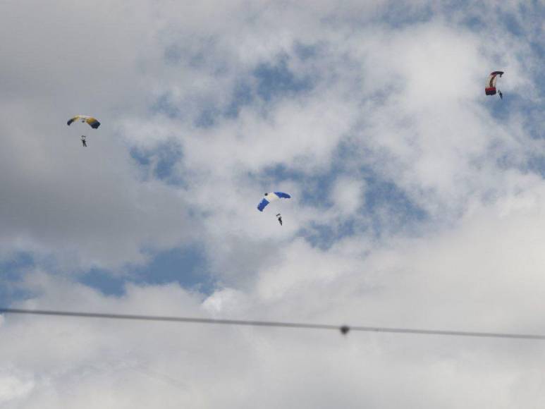 ¡Impresionante! Así surcaron el cielo hondureño los paracaidistas en los desfiles patrios