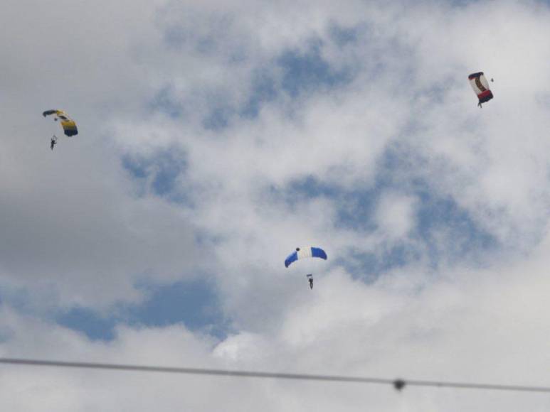 ¡Impresionante! Así surcaron el cielo hondureño los paracaidistas en los desfiles patrios