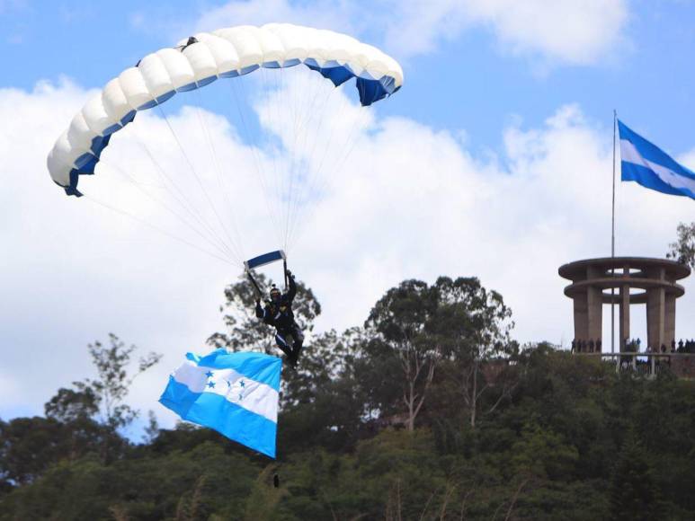 Tiene 63 años y ha saltado más de cinco mil veces: el paracaidista que llevó la Bandera de Honduras este 2023 en los desfiles