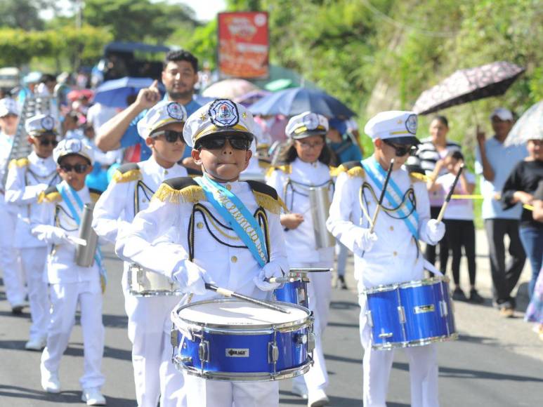 Bandas, pelotones y cadetes también brillaron en desfiles patrios de educación básica