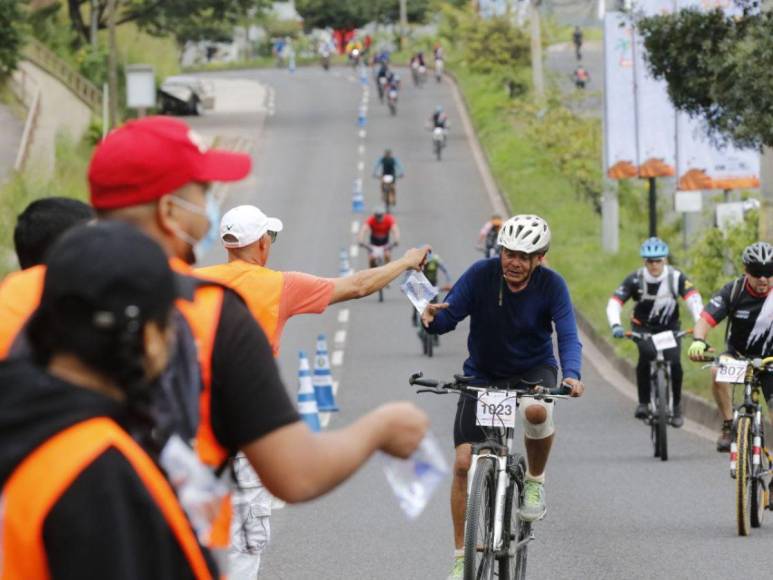 Las 30 mejores imágenes que dejó la undécima Vuelta Ciclística de EL HERALDO 2022