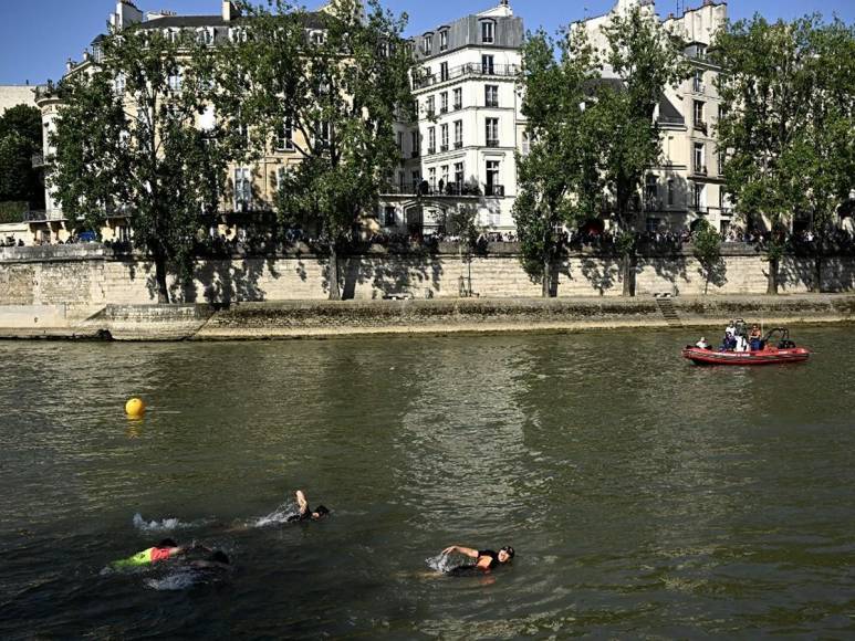 Anne Hidalgo, alcaldesa de París, nada en Río Sena para confirmar descontaminación