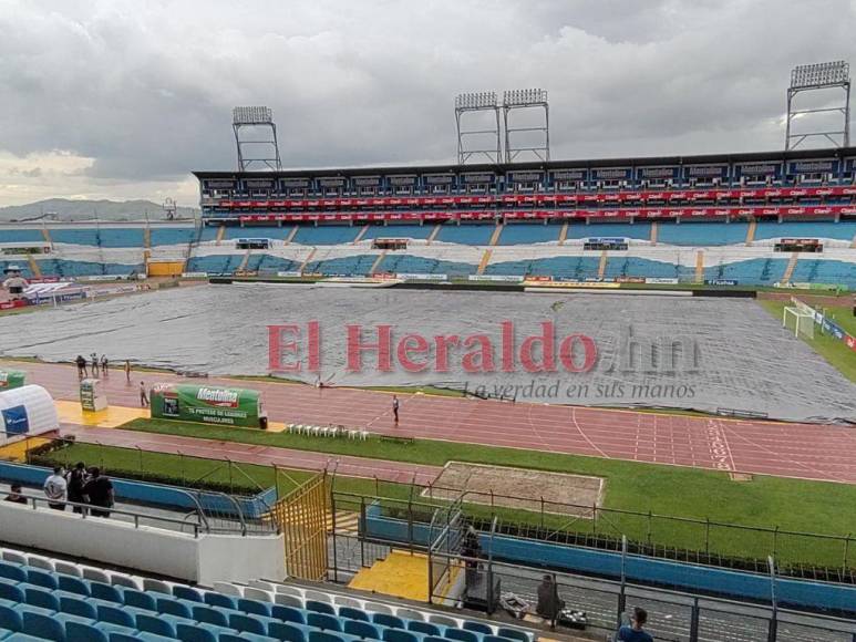 Pocos aficionados y protección ante la lluvia: Así luce el Olímpico previo al Honduras-Canadá