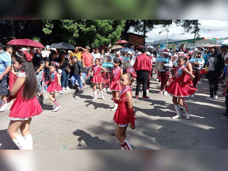 Pequeñas palillonas rinden tributo a la patria en desfiles en la capital